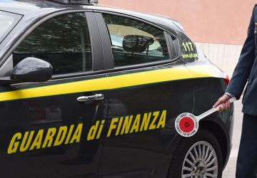 Acireale, concerto Ultimo, sequestrati gadget contraffati