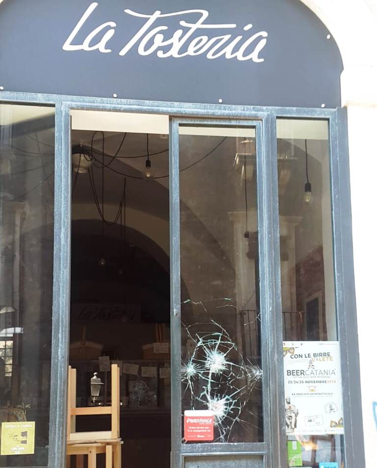 Catania, sventata una “spaccata” in un pub di via Crociferi. Arrestati due ladri