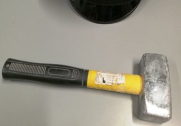 Irrompe in casa del padre e lo prende a martellate: arrestato e rinchiuso in carcere