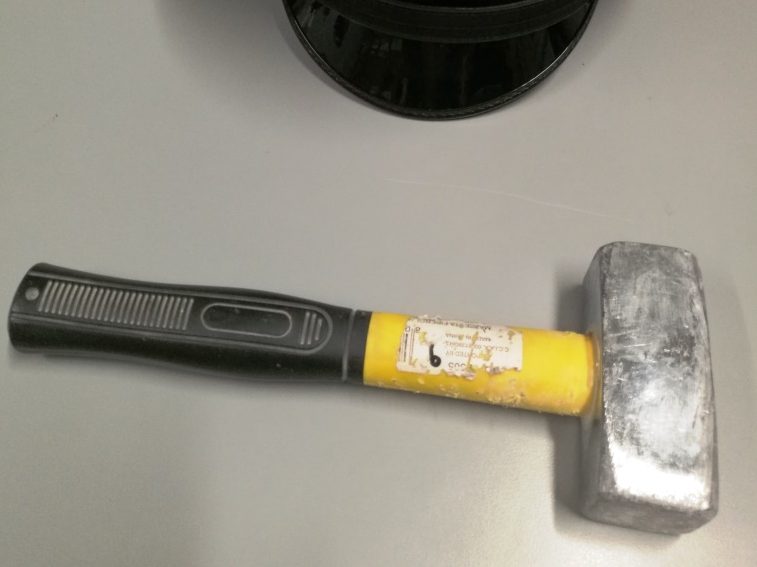 Irrompe in casa del padre e lo prende a martellate: arrestato e rinchiuso in carcere