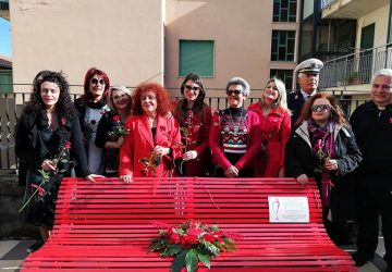 Donne vittime di femminicidio: inaugurata a Nunziata di Mascali una "panchina rossa"