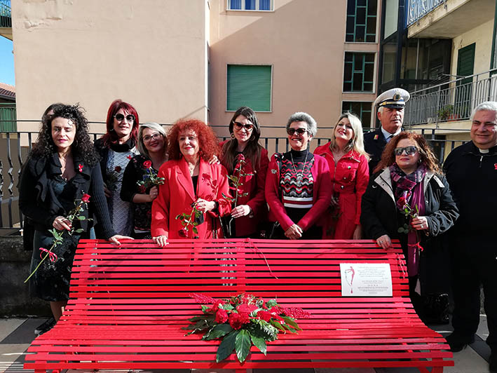 Donne vittime di femminicidio: inaugurata a Nunziata di Mascali una “panchina rossa”