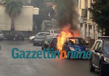 Giarre, a fuoco una Fiat Punto, in via Ricasoli (chiesa Ges&ugrave; Lavoratore) VIDEO