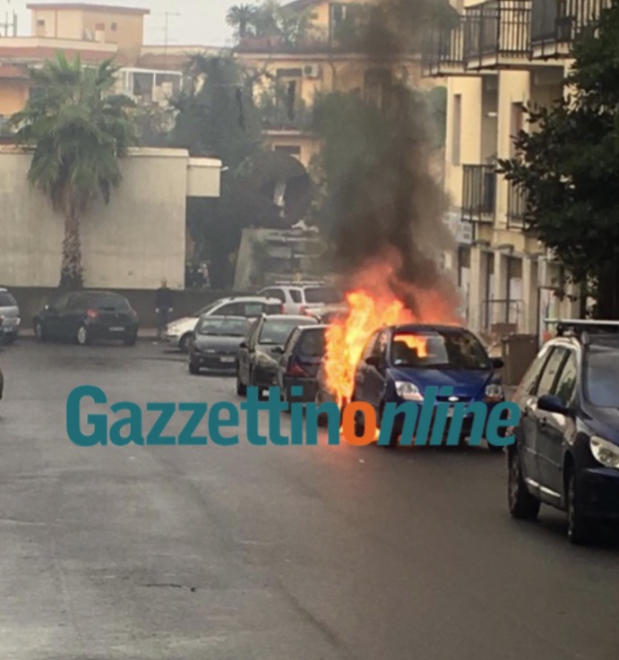 Giarre, a fuoco una Fiat Punto, in via Ricasoli (chiesa Gesù Lavoratore) VIDEO