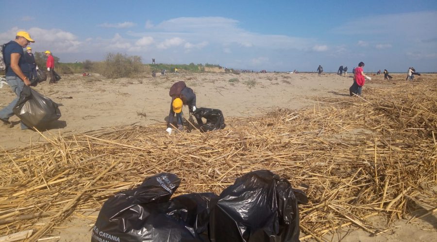 Giornata di Pulizia organizzata da Legambiente Catania: 300 chilogrammi di rifiuti raccolti alla foce del fiume Simeto