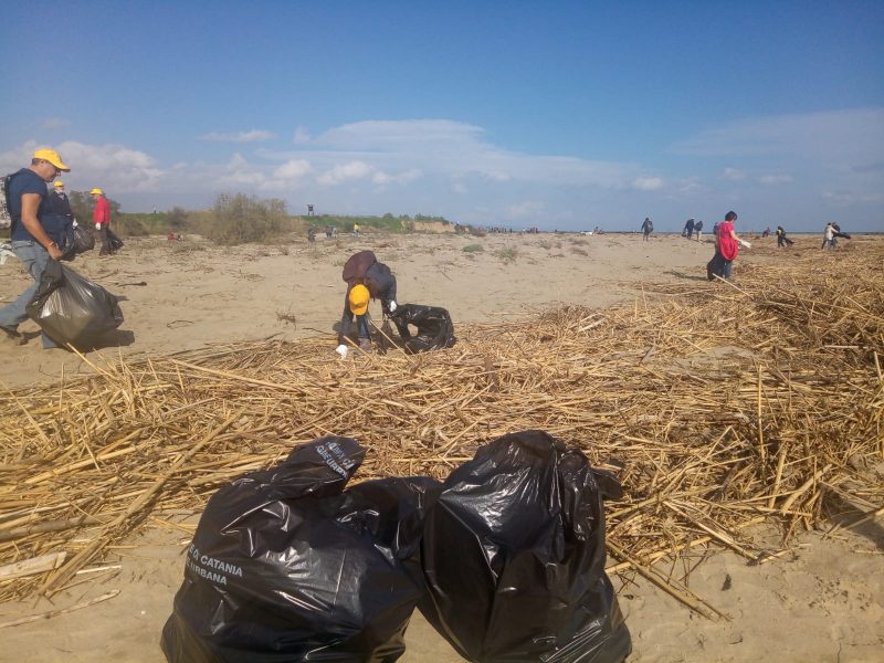 Giornata di Pulizia organizzata da Legambiente Catania: 300 chilogrammi di rifiuti raccolti alla foce del fiume Simeto