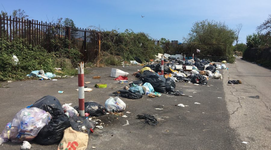 Giarre, come arginare le discariche: chiudendo le strade. Surreale ordinanza della Polizia locale