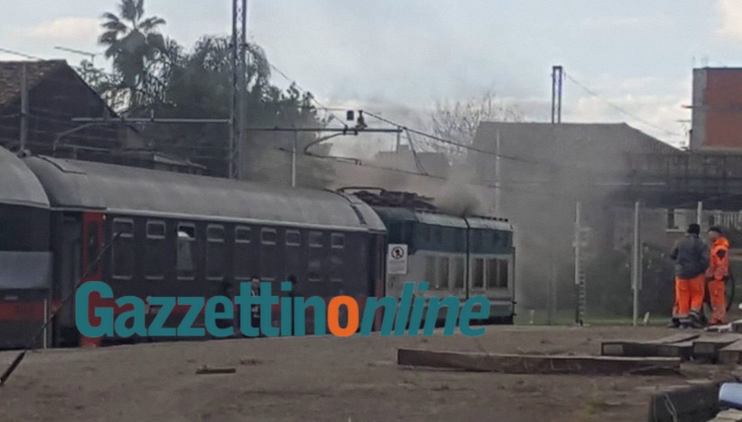 Paura su un treno Intercity a Fiumefreddo: fumo nel locomotore VIDEO FOTO