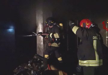 Catania, paura per un incendio divampato in un garage di viale Nitta VIDEO