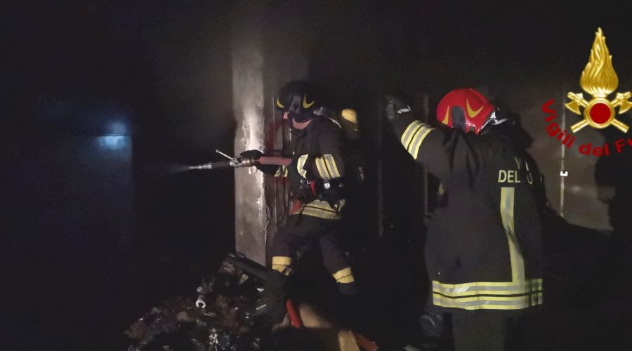 Catania, paura per un incendio divampato in un garage di viale Nitta VIDEO