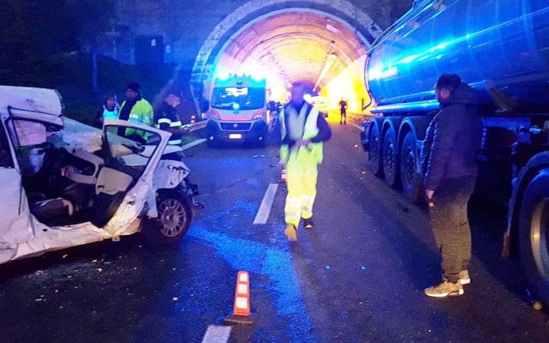 Taormina, incidente mortale sull’A18: traffico in tilt. La vittima un 61enne di Messina