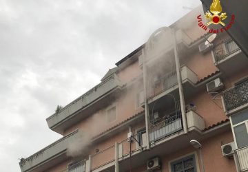 Catania, appartamento in fiamme. La proprietaria accusa malore
