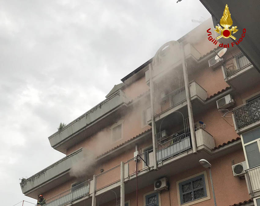 Catania, appartamento in fiamme. La proprietaria accusa malore