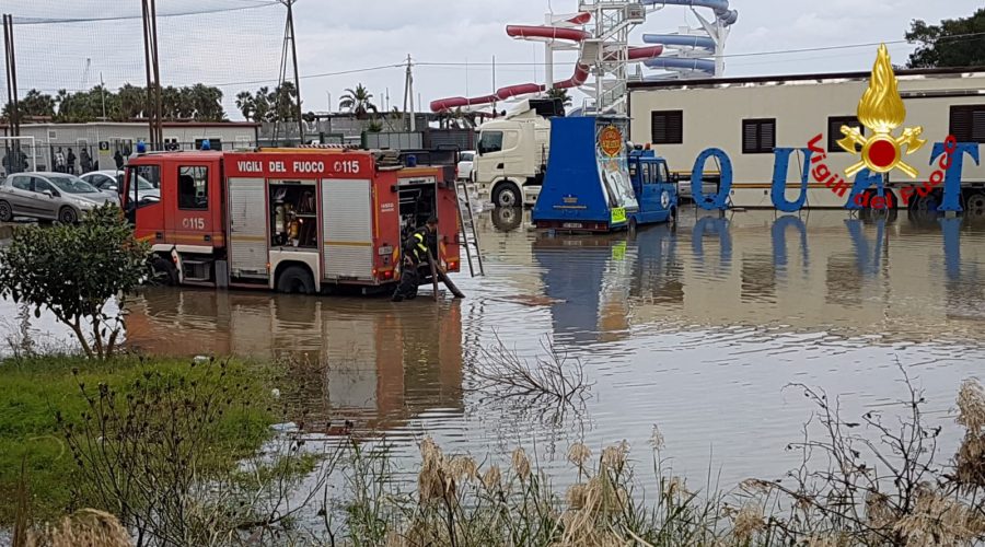 Catania, danni maltempo anche in un circo acquatico: intervento in corso dei Vigili del fuoco