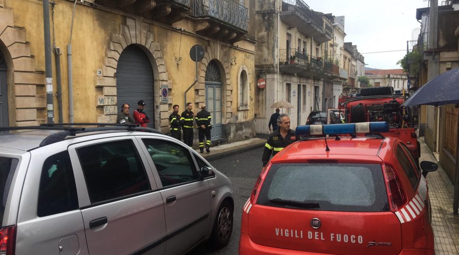 Allerta meteo, tante le criticità: allagamenti a Carrabba. Crolla solaio in via Cucinotta a Giarre VIDEO