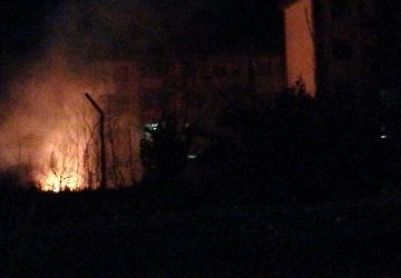 Giarre, a fuoco sterpaglie e potature nella "solita" maxi discarica di via Liguria