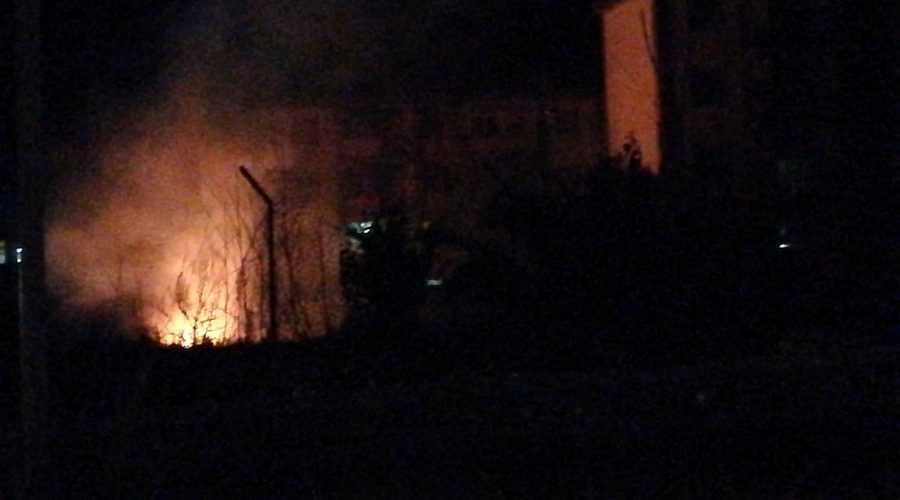 Giarre, a fuoco sterpaglie e potature nella “solita” maxi discarica di via Liguria