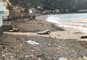 Maltempo: a Giardini Naxos esonda il torrente Sirina. Auto trascinata in spiaggia