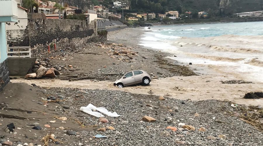 Maltempo: a Giardini Naxos esonda il torrente Sirina. Auto trascinata in spiaggia