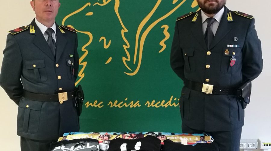Acireale, concerto Ghali: denunciati due napoletani. Vendevano merce con marchi contraffatti