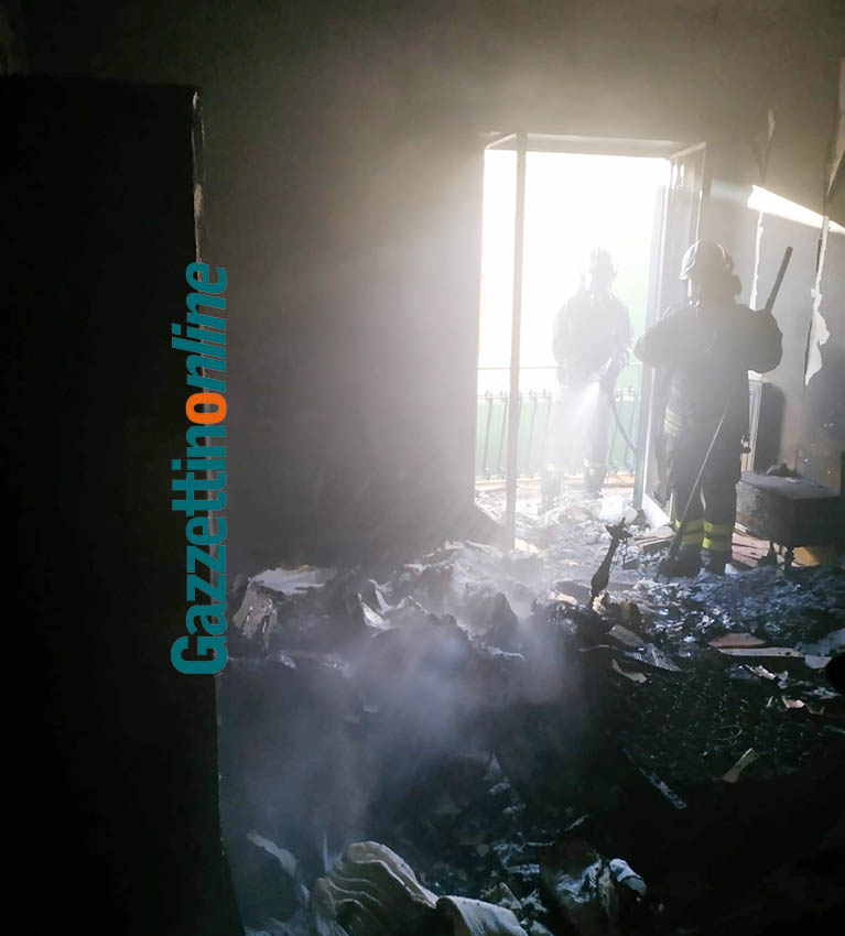 Riposto, divampa incendio in un appartamento. Salvata dai vicini una 80enne VIDEO