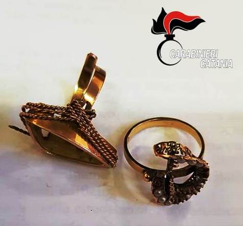 Catania, gioielliere compiacente acquista oggetti in oro rubati: denunciato insieme al ladro ricettatore