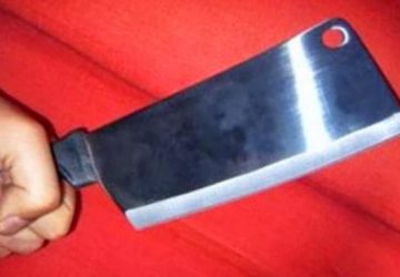 Catania, aggredisce la moglie con una mannaia: arrestato