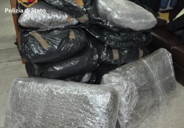 Beccato con 123 kg di marijuana sul furgone: in manette 53enne