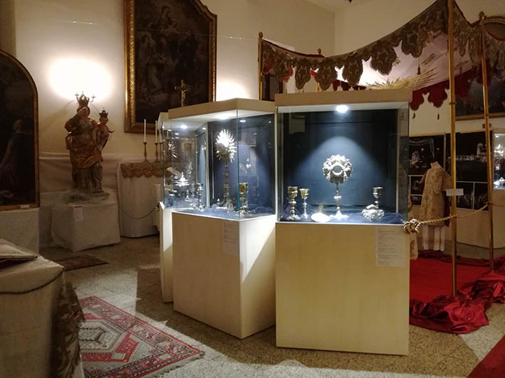 Giarre, inaugurata la mostra dei tesori del Duomo. Don Nino Russo annuncia il restauro della cupola
