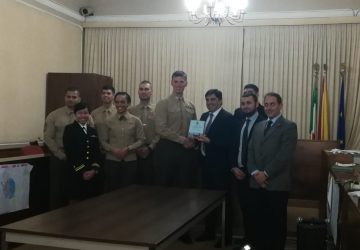 Mascali, il sindaco della Città Metropolitana Pogliese assegna targa ai militari Usa impegnati a Mascali