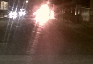 Giarre, a fuoco auto sul viale Federico di Svevia. Intervento dei vigili del fuoco