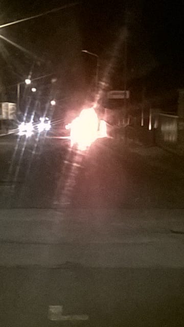 Giarre, a fuoco auto sul viale Federico di Svevia. Intervento dei vigili del fuoco