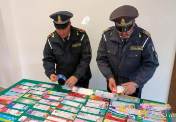 Biglietti augurali con marchi contraffatti, sequestrati in megastore catanesi 138 mila articoli