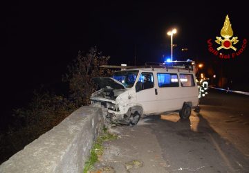 Acireale, incidente sulla SS 114: il conducente scappa finendo sui binari dove un treno lo travolge uccidendolo