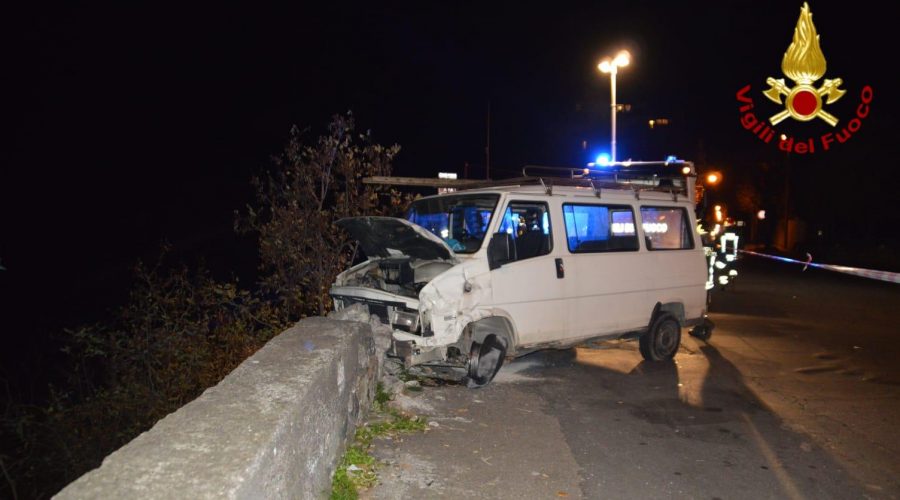 Acireale, incidente sulla SS 114: il conducente scappa finendo sui binari dove un treno lo travolge uccidendolo