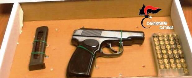 Librino, carabinieri sequestrano pistola e munizioni in un androne