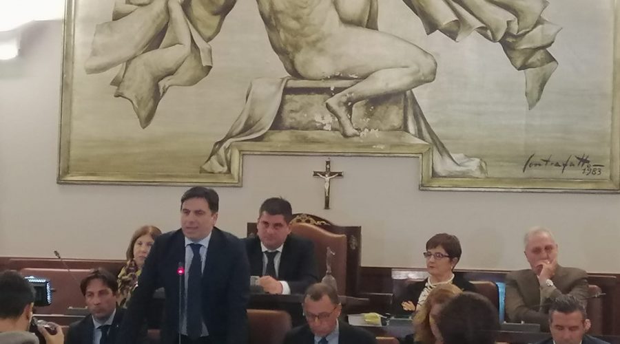 Catania, deliberato il dissesto dell’ente. Buco da 1,6 miliardi di euro