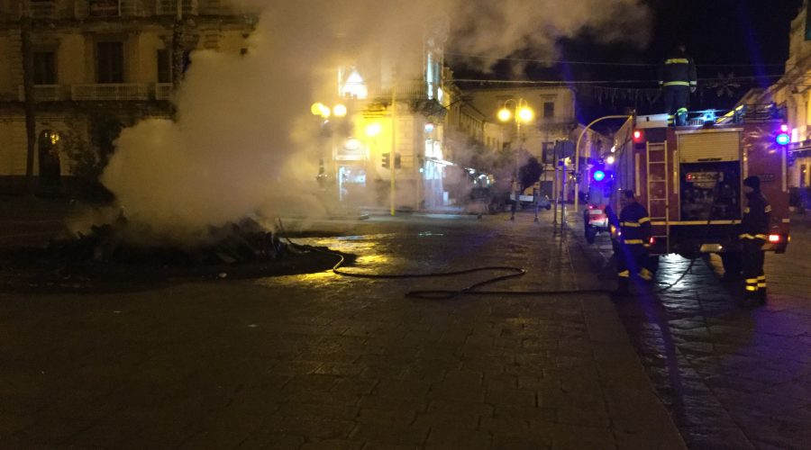 Giarre, il ceppo incendiato e le farneticanti ipotesi del sindaco sul clima ostile in città