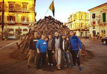 Giarre, scatto d'orgoglio dei cittadini: riecco il ceppo di Natale