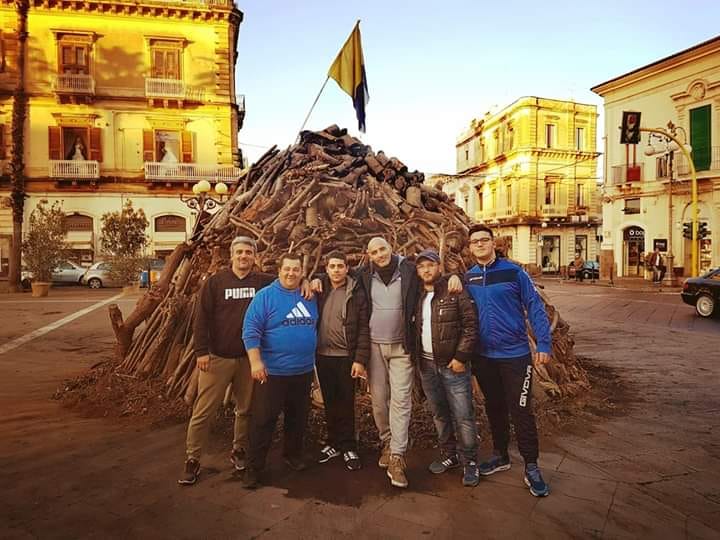 Giarre, scatto d’orgoglio dei cittadini: riecco il ceppo di Natale