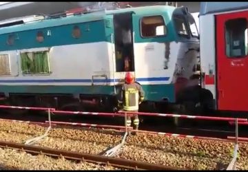 Giarre, a fuoco la motrice di un treno alla stazione ferroviaria