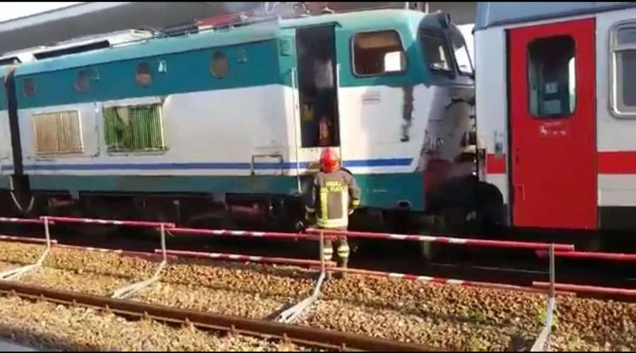 Giarre, a fuoco la motrice di un treno alla stazione ferroviaria