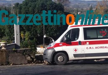 Giarre, ambulanza si schianta contro un muro: feriti lievi conducente e soccorritore