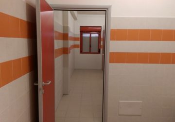 Nasconde una telecamera nei bagni di un liceo: arrestato 20enne