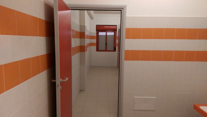 Nasconde una telecamera nei bagni di un liceo: arrestato 20enne