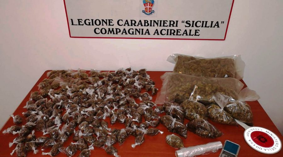Acireale, mamma spacciatrice in casa davanti la figlia di 7 anni: arrestata. Sequestrati 2 Kg di marijuana.
