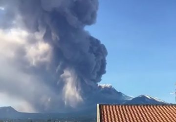 Eruzione Etna: chiusi gli spazi aerei su Catania e Comiso a causa della cenere