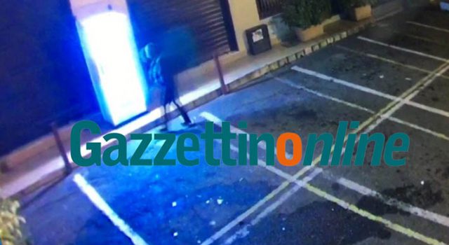 Giarre, malvivente fa esplodere distributore automatico di sigarette a Macchia FOTO – VIDEO