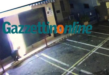 Giarre, malvivente fa esplodere distributore automatico di sigarette a Macchia FOTO - VIDEO