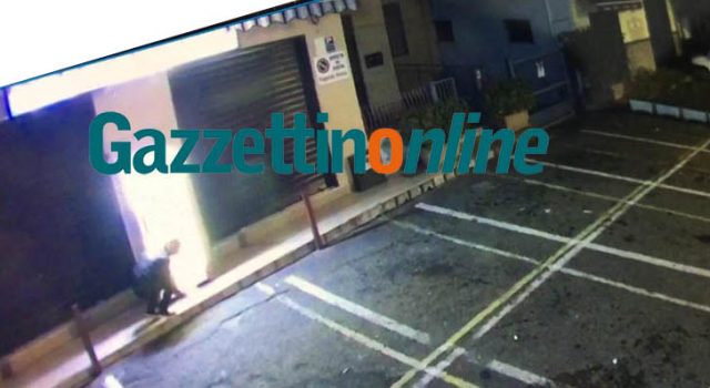 Giarre, malvivente fa esplodere distributore automatico di sigarette a Macchia FOTO – VIDEO